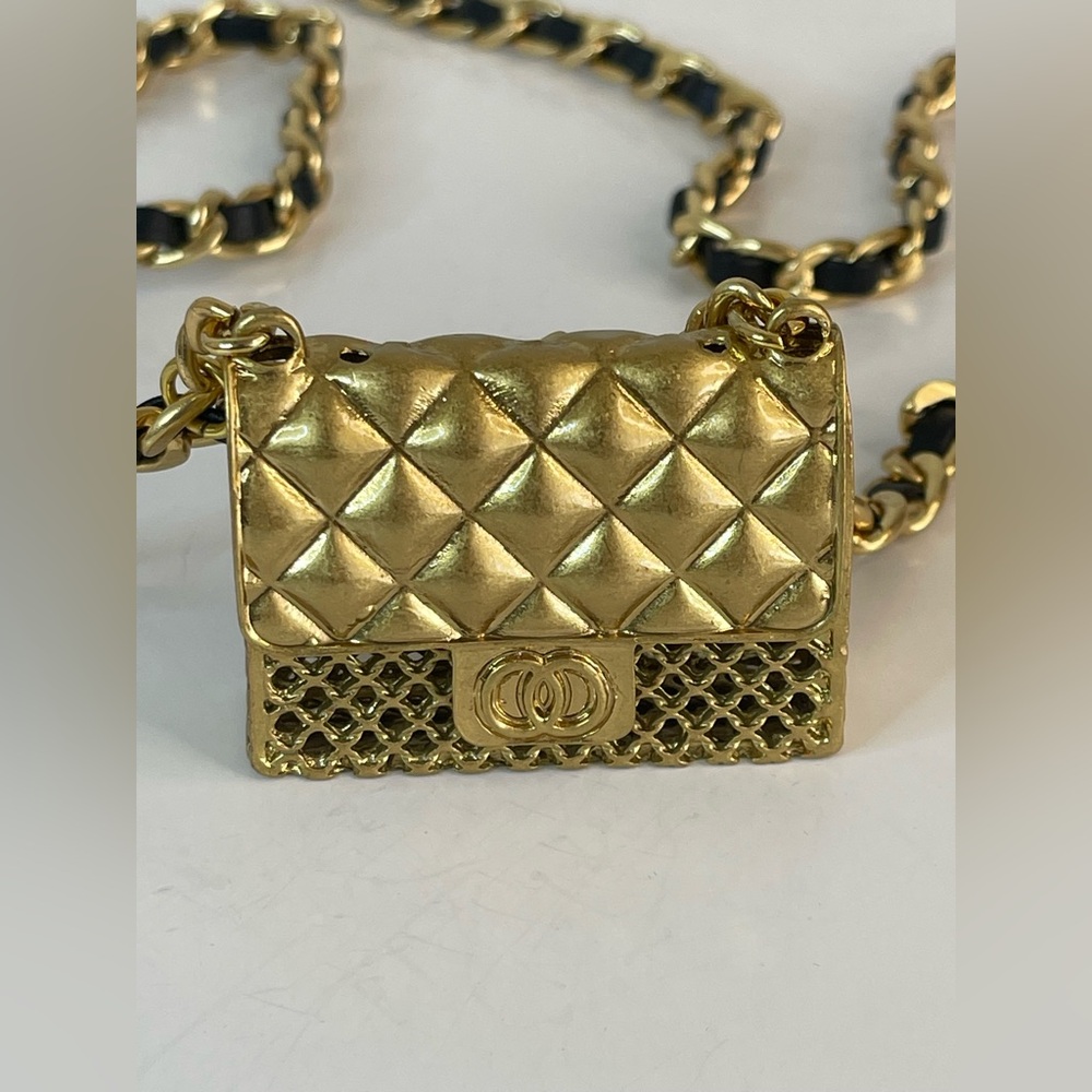 Gold Chain Belt with Quilted Pendant - Picture 2 of 6